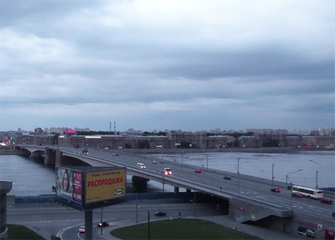 Die blau-weissen Nächte von St. Petersburg - Brücke über die Newa