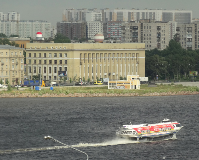Raketa auf der Newa in St. Petersburg