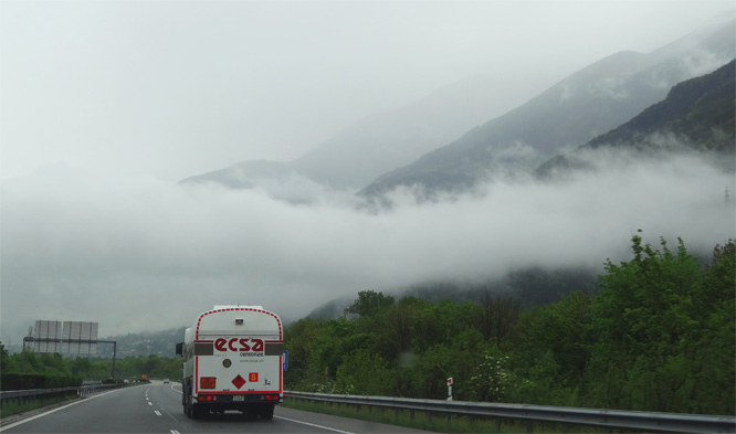 Auf der Schweizer Autobahn in Richtung Gotthard-Tunnel 