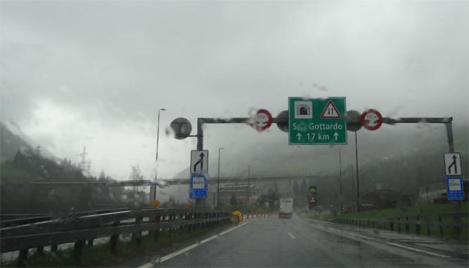 Auf der Schweizer Autobahn in Richtung Gotthard-Tunnel 