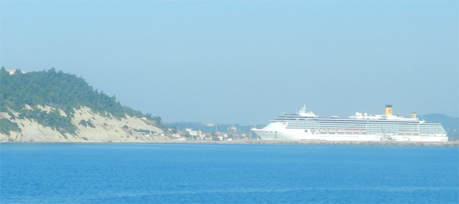 Costa-Kreuzfahrtschiff in Katakolon