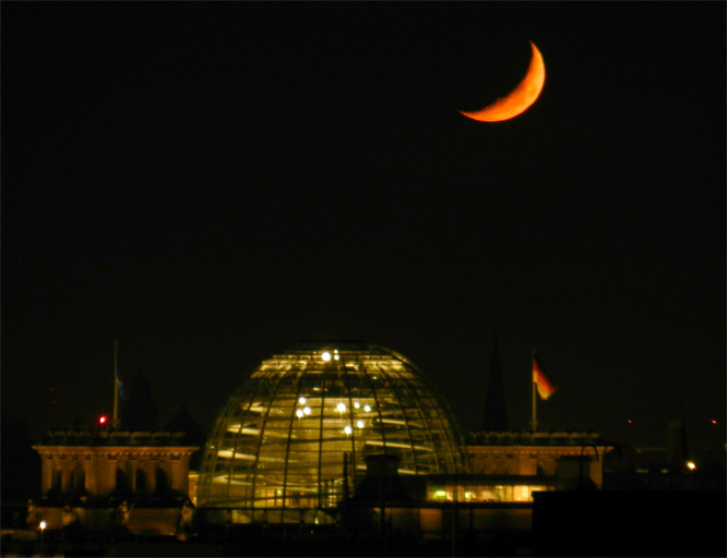Mond über dem Reichstag