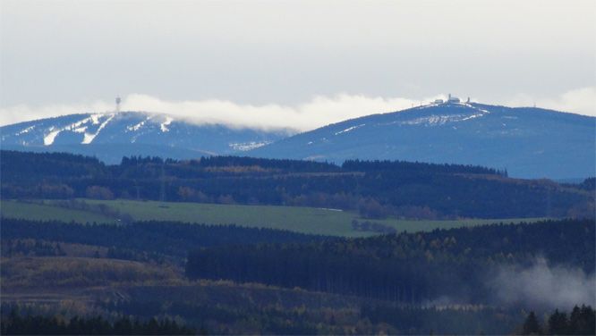 Keilberg und Fichtelberg von der Dittersdorfer Höhe aus gesehen, heute, 9:01 h