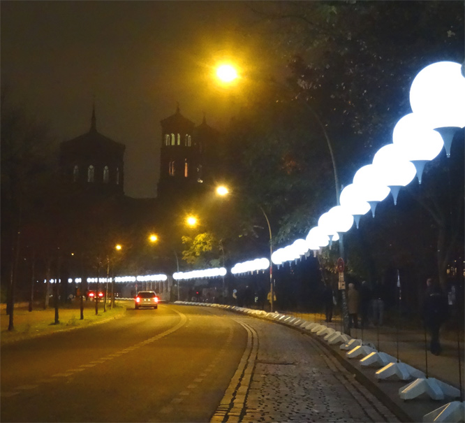 Die ehemalige Berliner Mauer: Leuchtende Ballons - Bethaniendamm mit St. Thomas Kirche