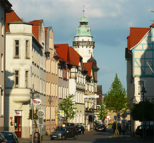 Salzwedel, Gertraudenstrasse und Turm Hotel Schwarzer Adler