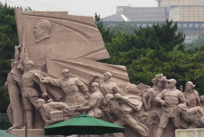 Skulptur vor Maos Mausoleum, Tian'Anmen Platz